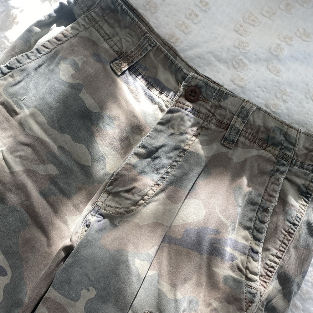 American Eagle 🦅 Camo Cargo Shorts - Picture 3 of 9